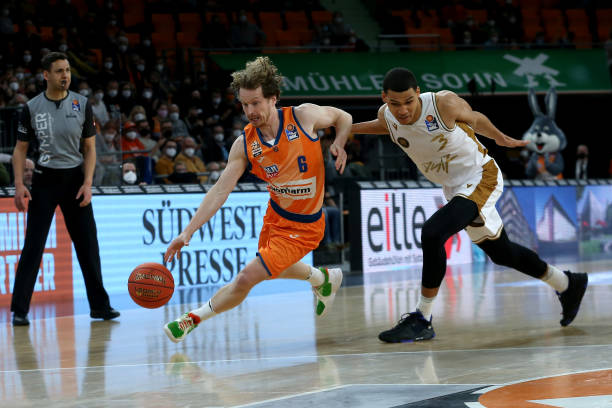 让球迷通过 让球迷通过